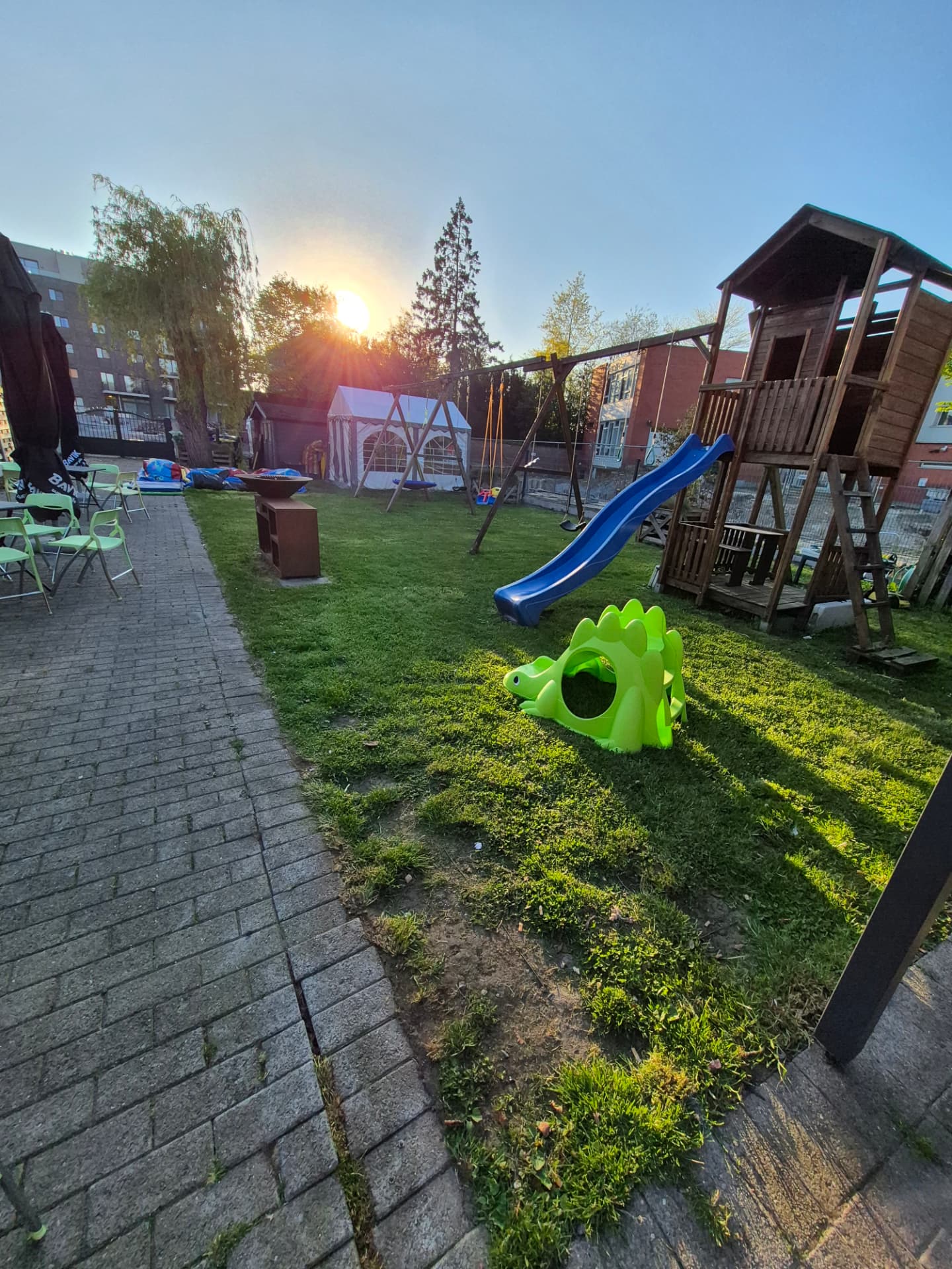 Den hof van Café De Klokke in de avondzon